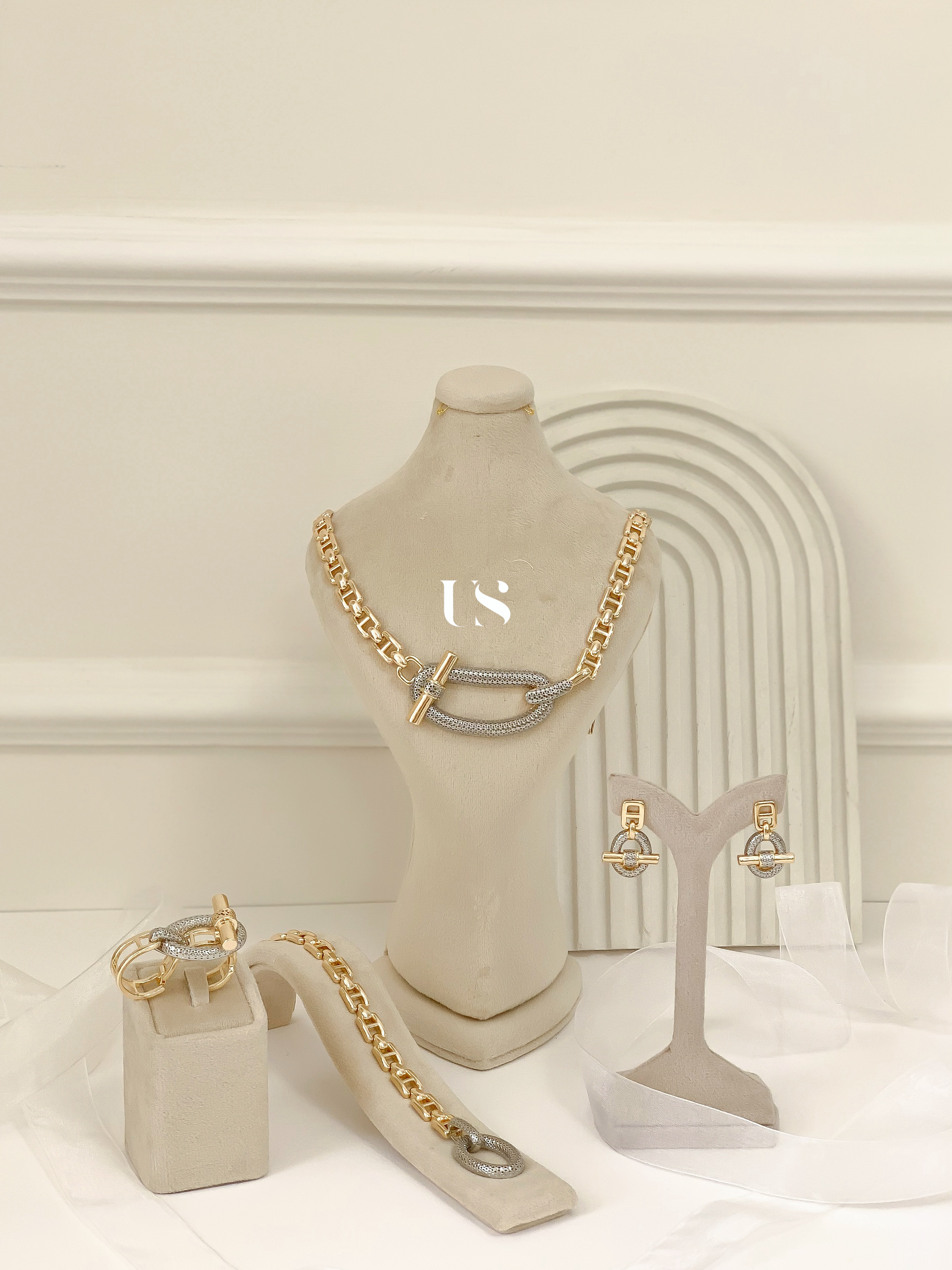 سرویس کامل هرمس  گردنبند، گوشواره، دستبند و انگشتر