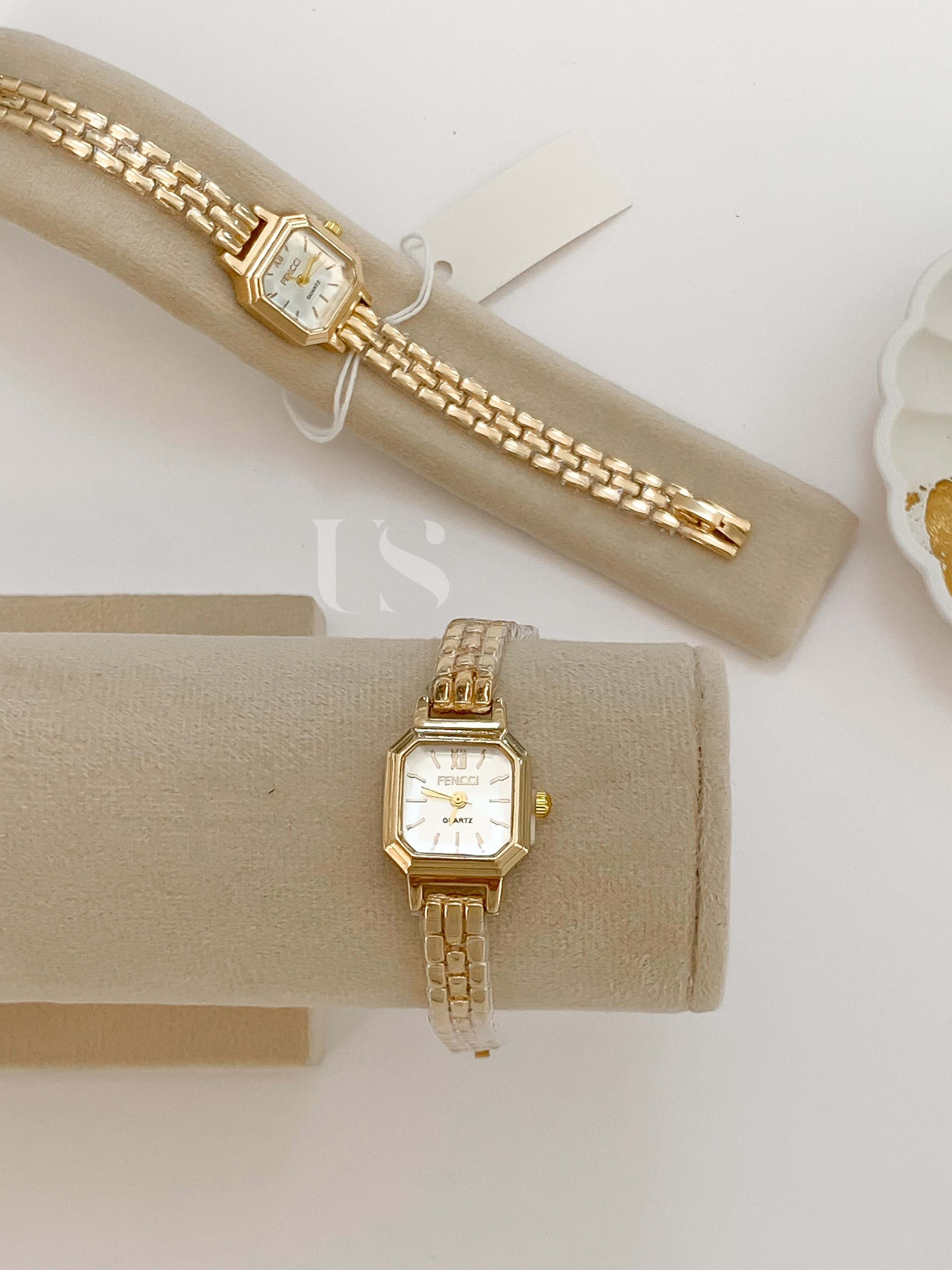 ساعت مچی زنانه طلایی فِنسی مدل مینیمال کلاسیک